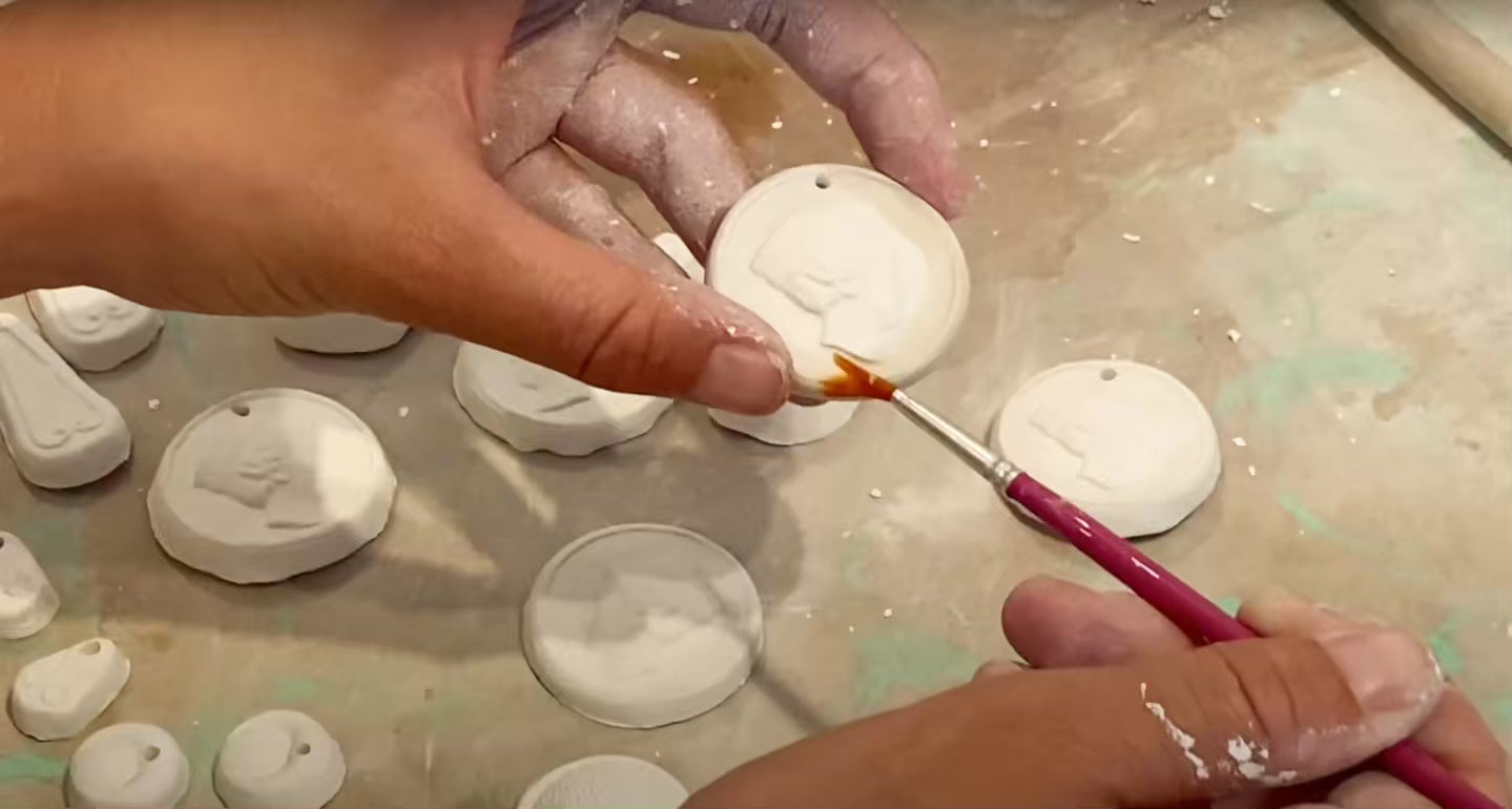 Load video: Balarmú | How to make handmade porcelain jewelry